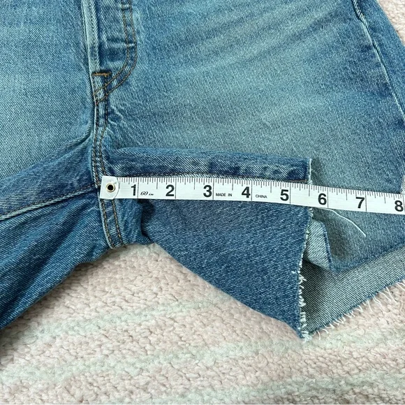 NWOT Levi's 501 Mid Thigh Denim Shorts Button Fly Raw Hem Size 26 - Picture 9 of 11